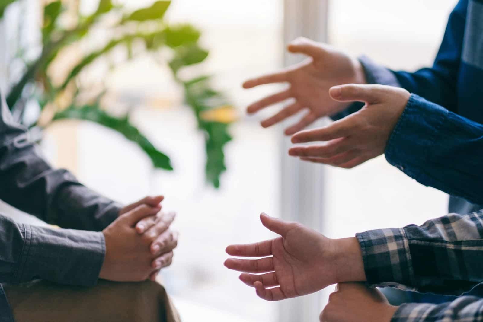 Personas conversando con gestos de manos